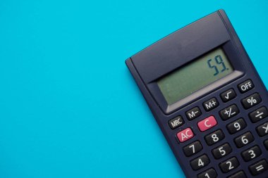 siyah ofis hesap makinesi, mavi bir arka plan üzerinde