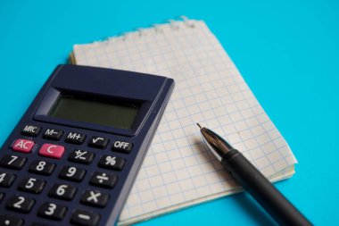 siyah ofis hesap makinesi, mavi bir arka plan üzerinde