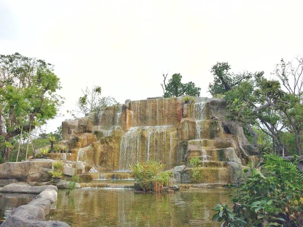 Su Sonbahar Doğa Beyaz arka plan üzerinde