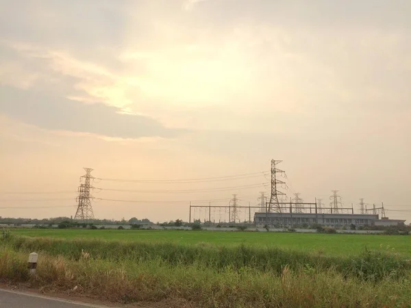 Transmissão Alta Tensão Torres Elétricas Campo Ayutthaya Tailândia — Fotografia de Stock