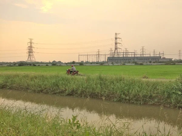 Ayutthaya Thailand March 2018 Homens Dirigindo Motocicletas Longo Estrada Canal — Fotografia de Stock