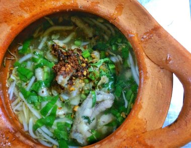 Üst görünüm tavuk noodle çorbası