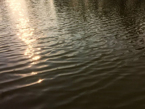 川に黄金の太陽パスの性質 — ストック写真