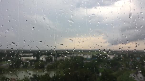 雨后的水滴在玻璃上乡村风景 — 图库视频影像