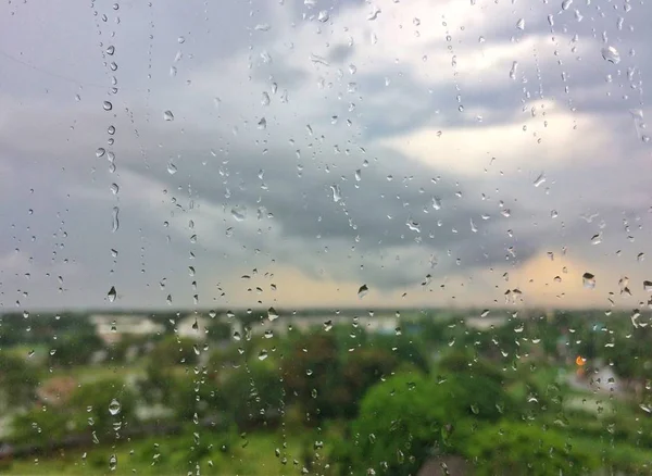 雨后的水滴在玻璃上乡村风景 — 图库照片