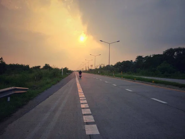 道路上の最後の光 — ストック写真