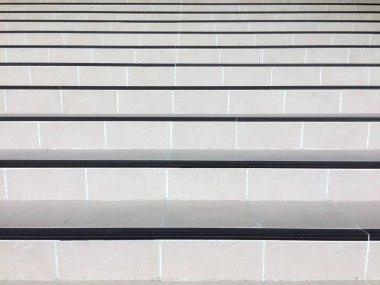 Yukarı veya aşağı yürüyen merdiven