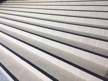 Yukarı veya aşağı yürüyen merdiven