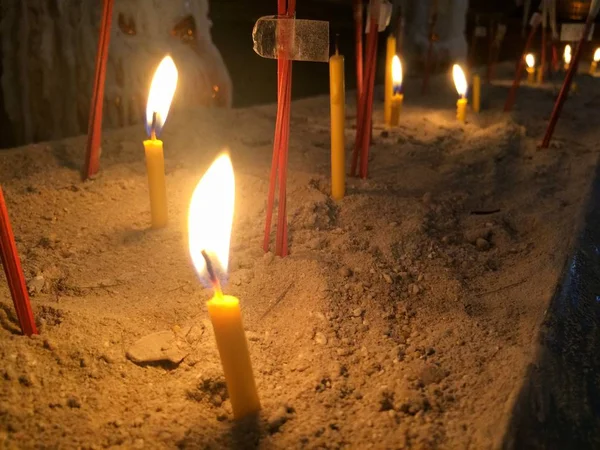 Karanlıkta ışık mumlar