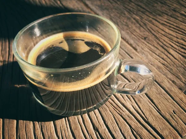 毎日の朝に熱いブラック コーヒー カップを飲む — ストック写真
