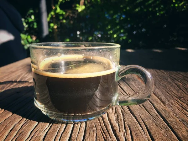 Minum Hot Cangkir Kopi Hitam Pada Pagi Hari — Stok Foto