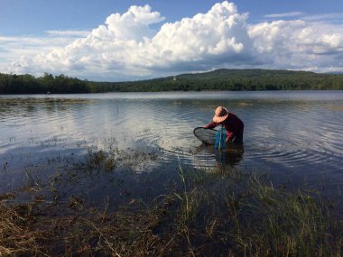 Balıkçılar net kabuklu deniz ürünleri ya da karides için rezervuar üzerinde kepçe.