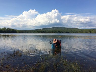 Balıkçılar net kabuklu deniz ürünleri ya da karides için rezervuar üzerinde kepçe.