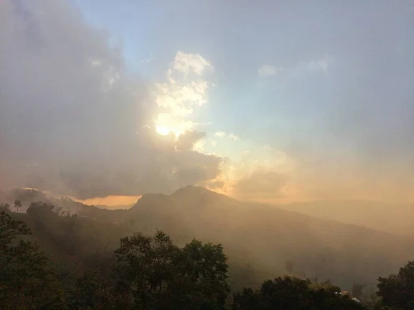 Luz Del Atardecer Niebla Bosque Montaña Vista Paisaje Naturaleza — Foto de Stock