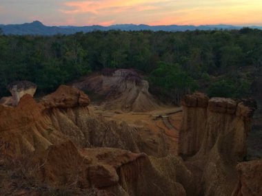 Phae Mueang Phi Büyük Kanyon Parkı, Tayland 'da Phrae erozyon jeolojisi tarafından yapılan doğal heykel