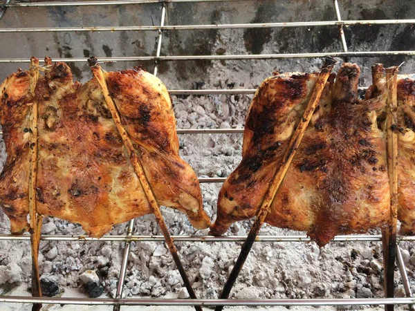 bbq ızgarasında ızgara tavuk.