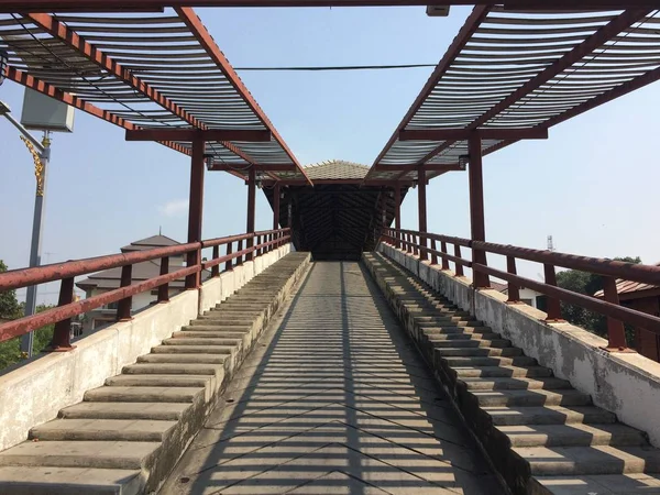 Arabalar ve insanlar seyahat için kullanılan köprü yolu