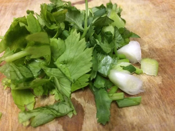 kişniş dilimlenmiş yaprak sokak bir kahverengi ahşap