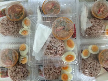 Hazır gıda ile öğle yemeği kutuları