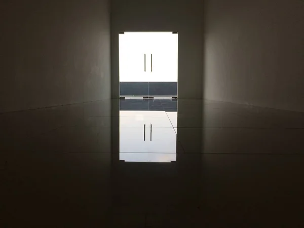 Dışarıda parlak kapı ile ışık