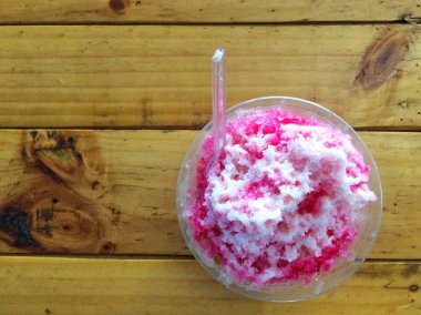 ahşap arka plan üzerinde kırmızı buz tıraş