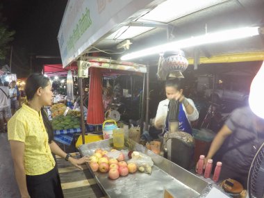 Ayutthaya,Tayland-Nisan 5, 2019 : Gece Dealing Street gıda pazarı, Tay tarzı gıda.