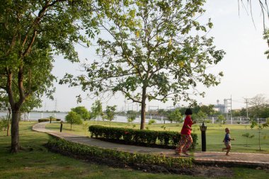 Ayutthaya,Tayland-Nisan 6, 2019 : Koşu kadın bir park, Genç fitness kadın çalışan.