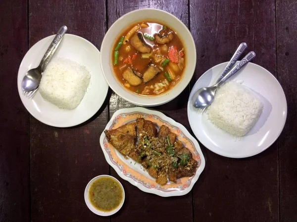 Thailändisches Essen Frittierter Wolfsbarsch Fischsoße Und Saurem Curry Mit Gemüse — Stockfoto