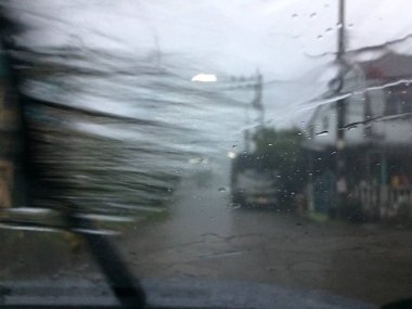 Bulanık Yağmur yolda cam tehlikeli araç sürüş şiddetli yağmurlu ve kaygan yolda.