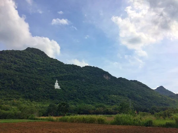 その日の風景の自然を眺め そこに仏像セット山サラブリタイ — ストック写真