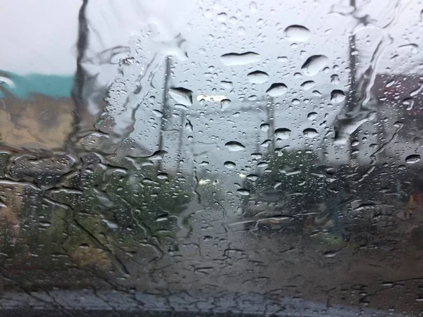 模糊雨在玻璃上的道路上危险车辆驾驶在大雨和湿滑的道路 — 图库照片