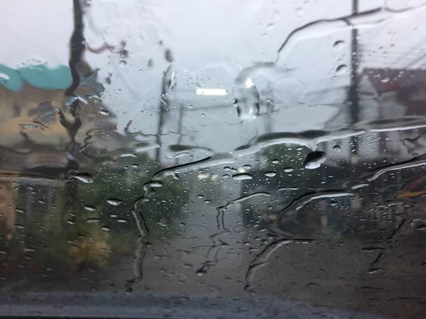 模糊雨在玻璃上的道路上危险车辆驾驶在大雨和湿滑的道路 — 图库照片