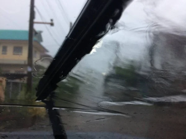 模糊雨在玻璃上的道路上危险车辆驾驶在大雨和湿滑的道路 — 图库照片