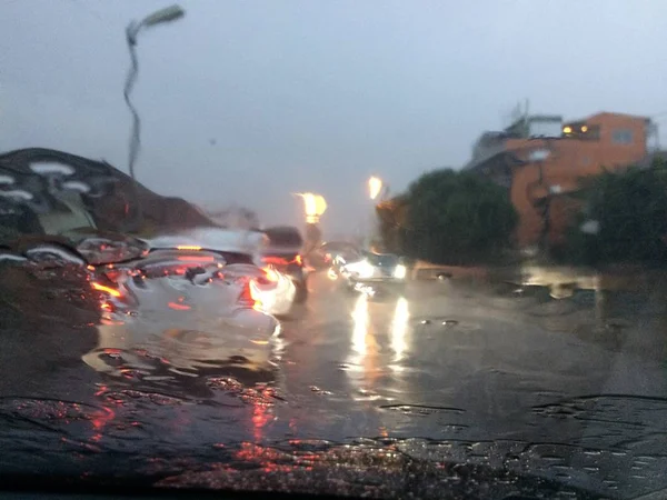 模糊雨在玻璃上的道路上危险车辆驾驶在大雨和湿滑的道路 — 图库照片