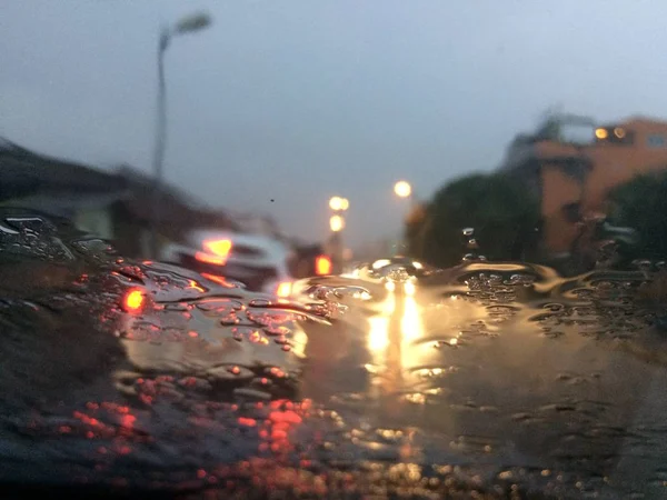 模糊雨在玻璃上的道路上危险车辆驾驶在大雨和湿滑的道路 — 图库照片