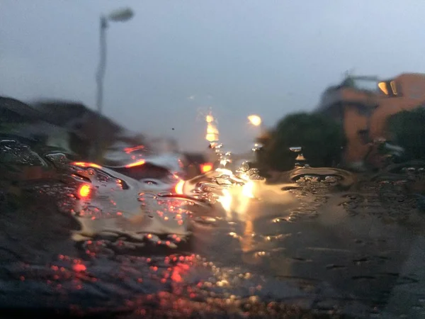 模糊雨在玻璃上的道路上危险车辆驾驶在大雨和湿滑的道路 — 图库照片