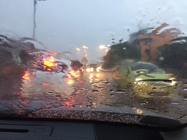 Розмитий Дощ Склі Дорозі Небезпечний Транспортний Засіб Їде Важкій Дощовій — стокове фото