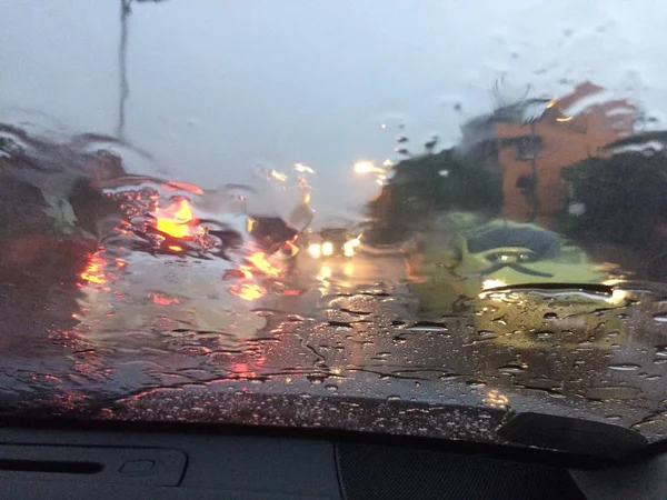 模糊雨在玻璃上的道路上危险车辆驾驶在大雨和湿滑的道路 — 图库照片