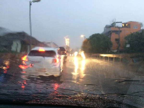 Размытый Дождь Стекле Дороге Опасный Автомобиль Движущийся Проливной Дождливой Скользкой — стоковое фото