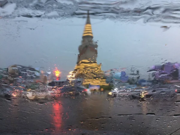 模糊雨在玻璃上的道路上危险车辆驾驶在大雨和湿滑的道路 — 图库照片