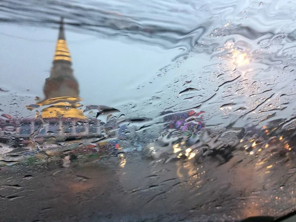 模糊雨在玻璃上的道路上危险车辆驾驶在大雨和湿滑的道路 — 图库照片