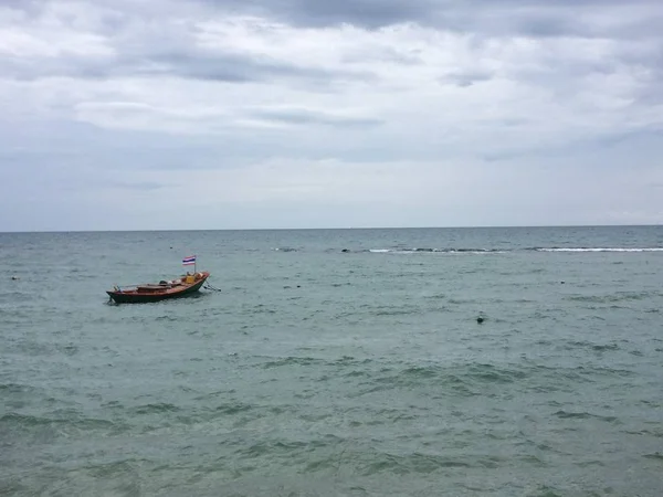 钓鱼小船漂浮在水面上 — 图库照片