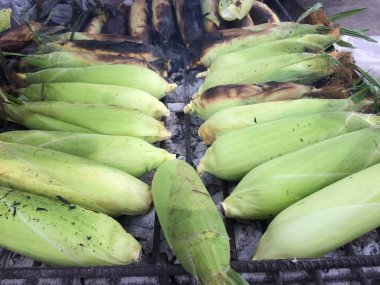 üzerinde bir ızgara ızgara mısır