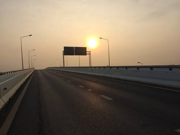 橋の上の道路上の朝の太陽は毎日 — ストック写真