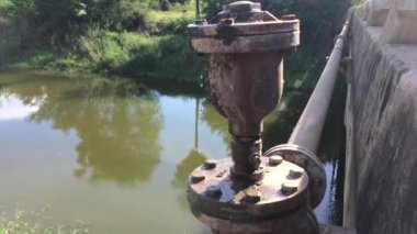 Su tedarik borusundaki akıntıyı akıt