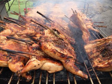 bbq ızgarasında ızgara tavuk.