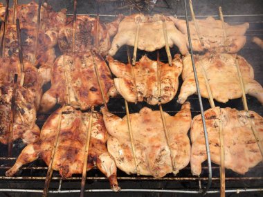 bbq ızgarasında ızgara tavuk.