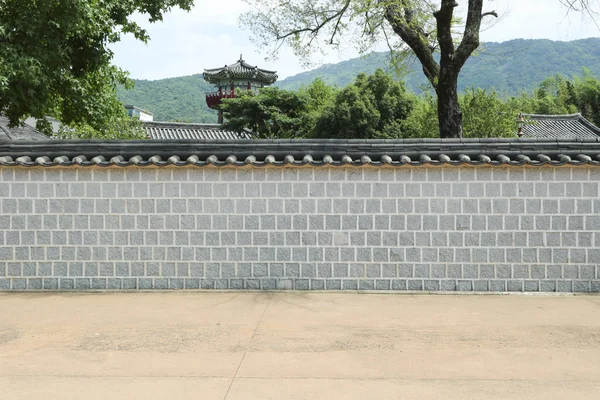 Kore geleneksel taş duvar.