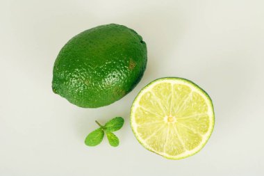 beyaz arkaplanda izole taze meyveler