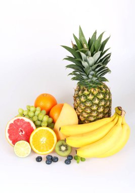 beyaz arkaplanda izole taze meyveler